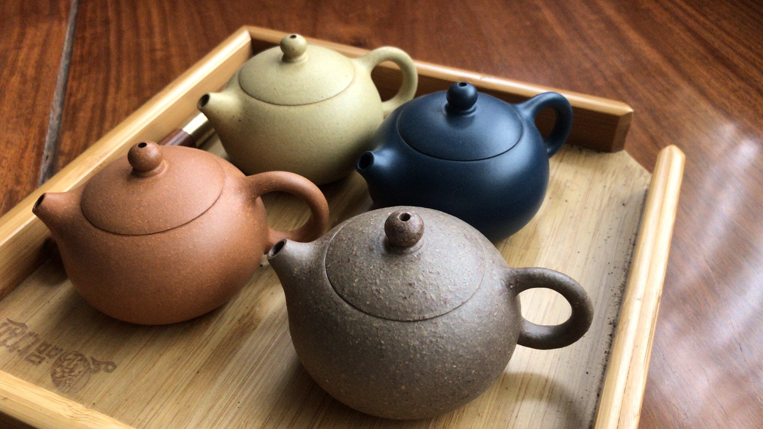 黄金段泥，本山段泥，天青泥，五彩老段泥。
