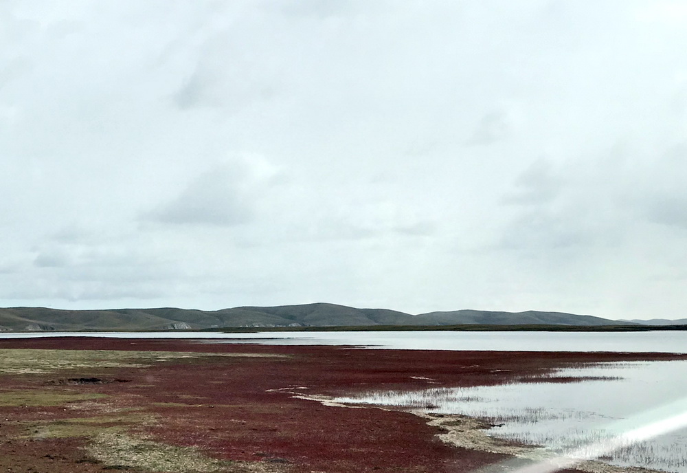 鄂陵湖畔的红湖滩。
