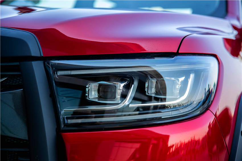 和乘用版一样的全LED大灯。