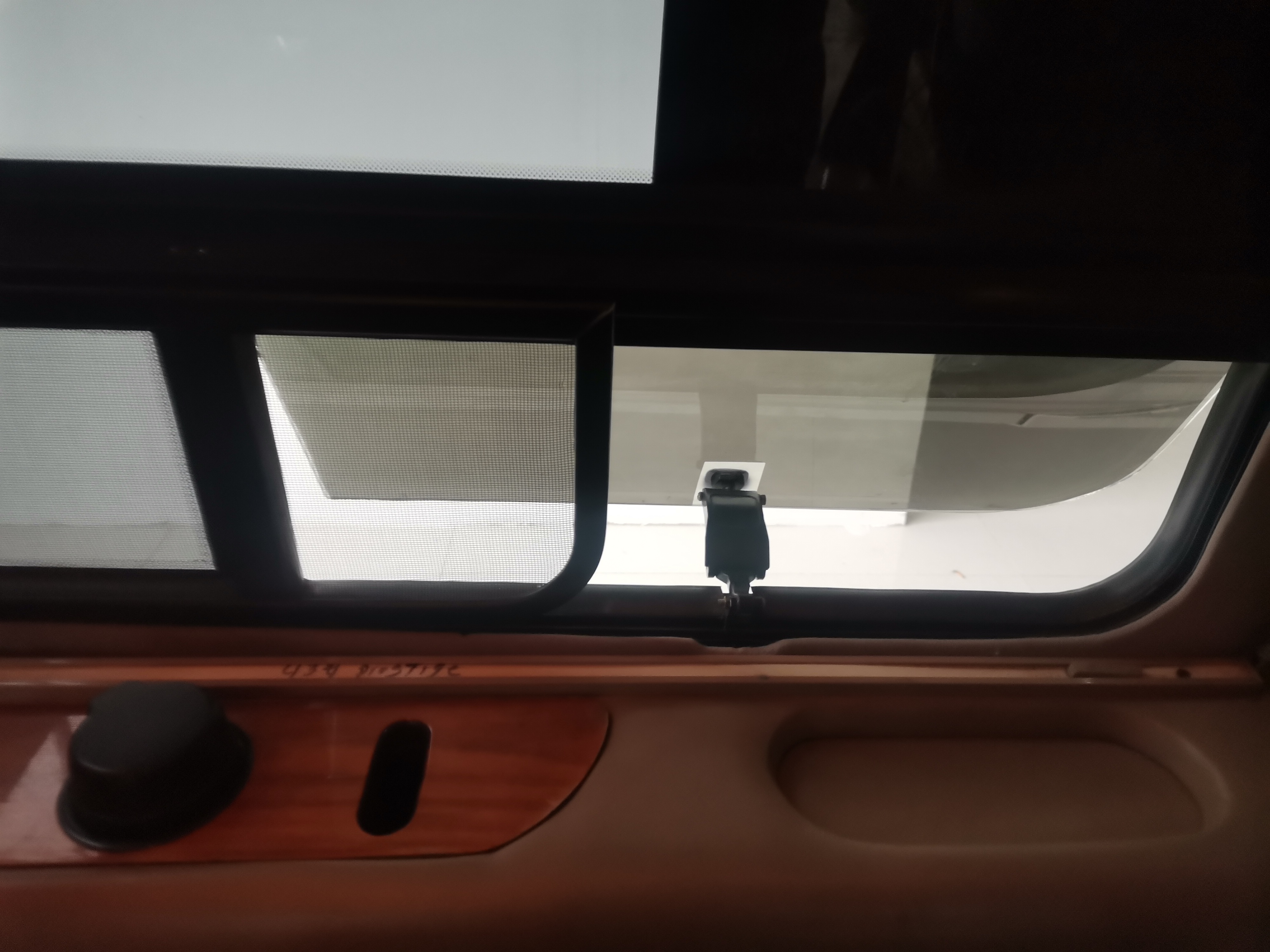 带纱窗的侧开玻璃