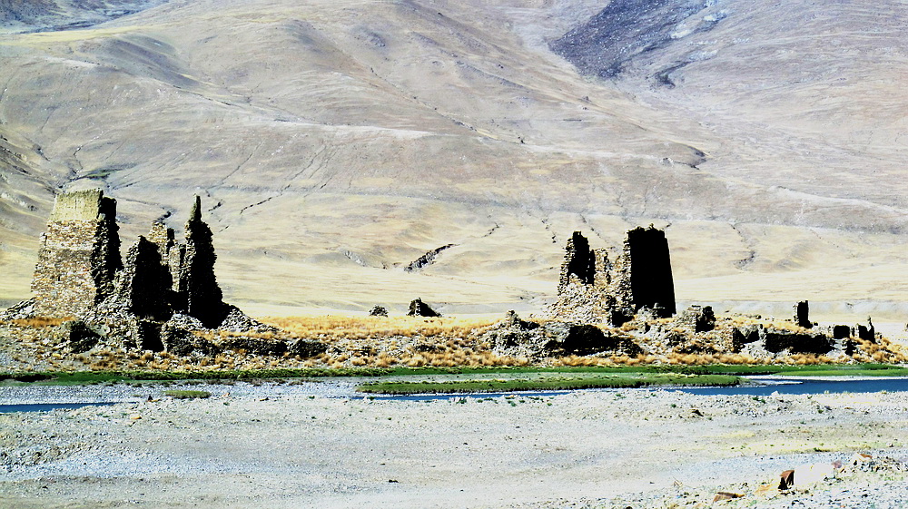 雅江支流旁的碉楼遗址。