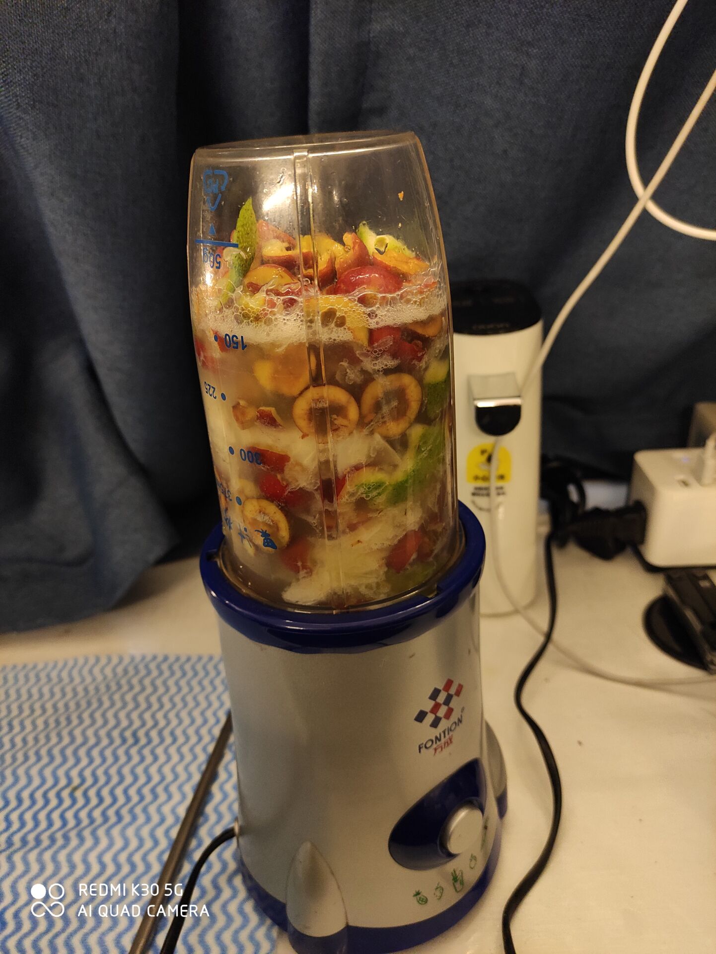 在车上简单的榨果汁