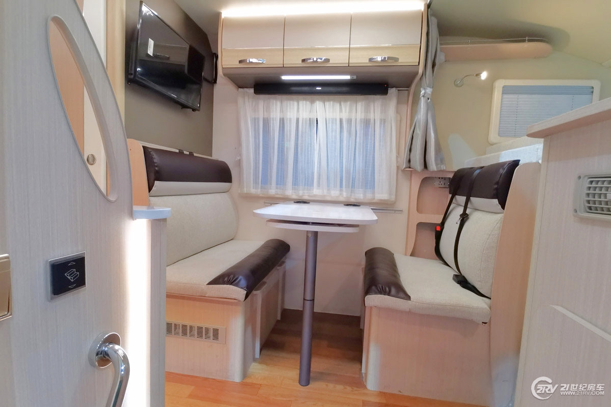 四人卡座，多功能小桌板，带拓展，小桌子可以拆卸。降下去可以当成一张床板。就是一张双人床铺，可供2名个 ...