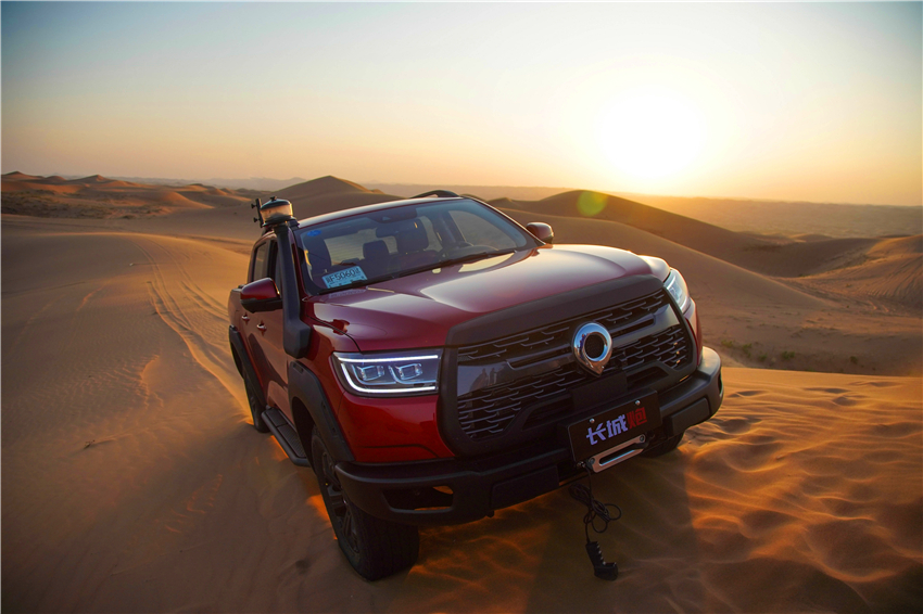 其实在外观套件上，长城炮越野版原厂带有绞盘涉水喉等越野硬件，大大增强了脱困能力和通过性。 ...