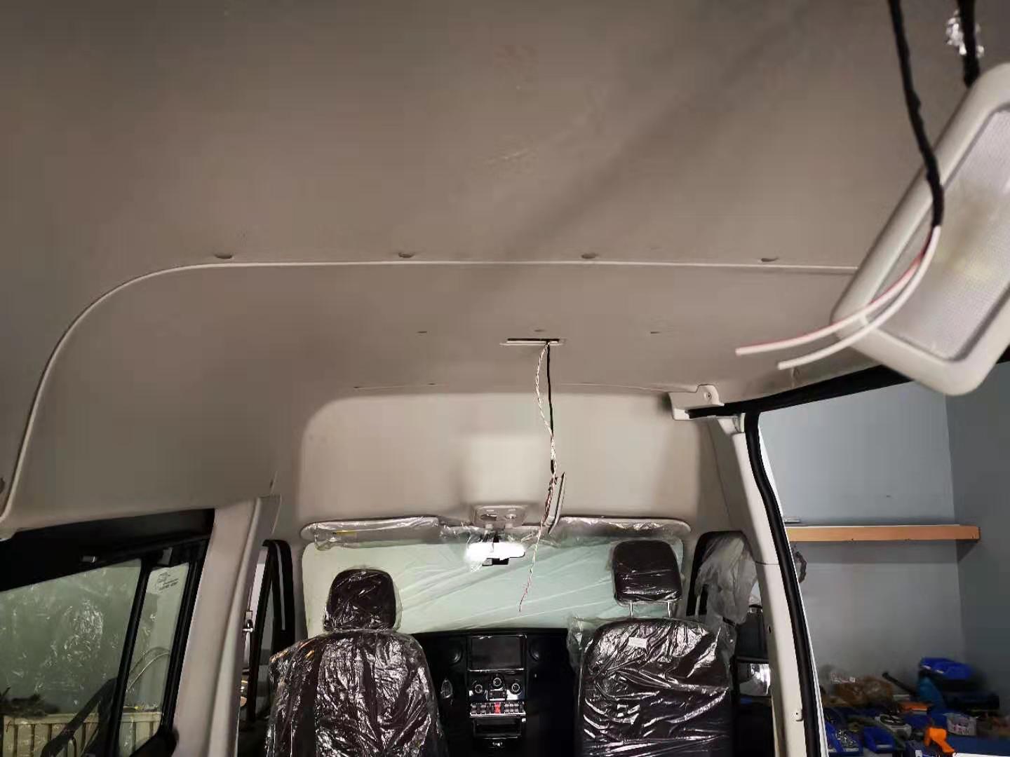 主副驾驶位头部上面，没有做杂物栏，这样感觉不压抑