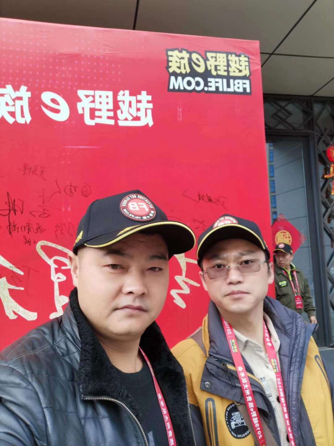 戴眼镜是我，我很低调的。