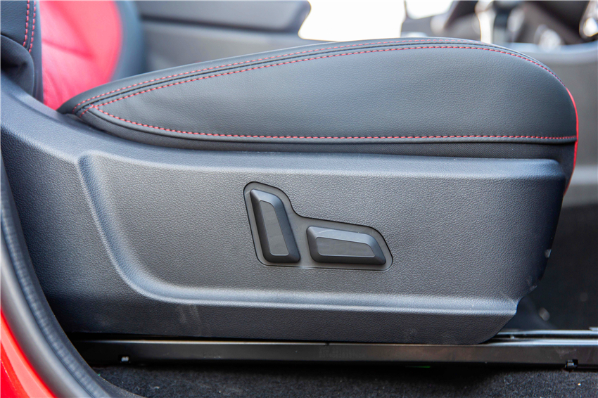 主副驾驶都有电动调节