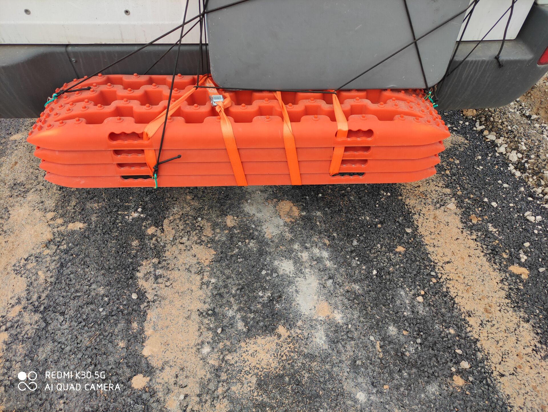 脱困板是这样带出上海的。 来回几千公里一切平安，上面是折叠桌，脱困板是用链条和密码锁锁在后踏板上 ...