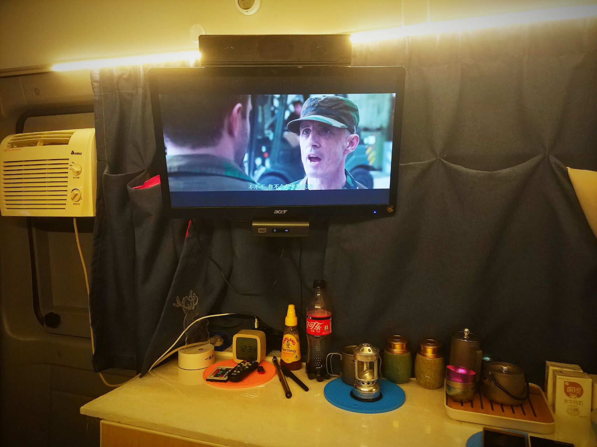 驻车时候，如果夏天。就从副驾驶座下拿出窗式空调，装在车窗上，晚上过夜没有问题用了2年多了。看看美剧。 ...