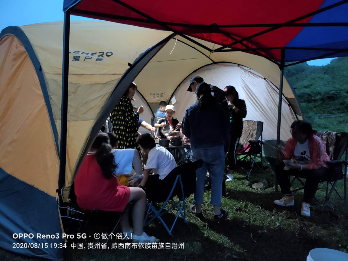 夜晚降临，童鞋们围坐在桌边，享受着劳动的果实，热腾腾的羊肉火锅慰藉着这一天的劳累 ...