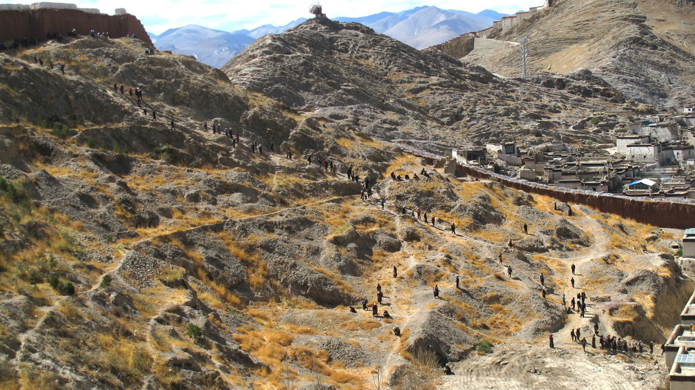 漫山遍野朝拜的人们。