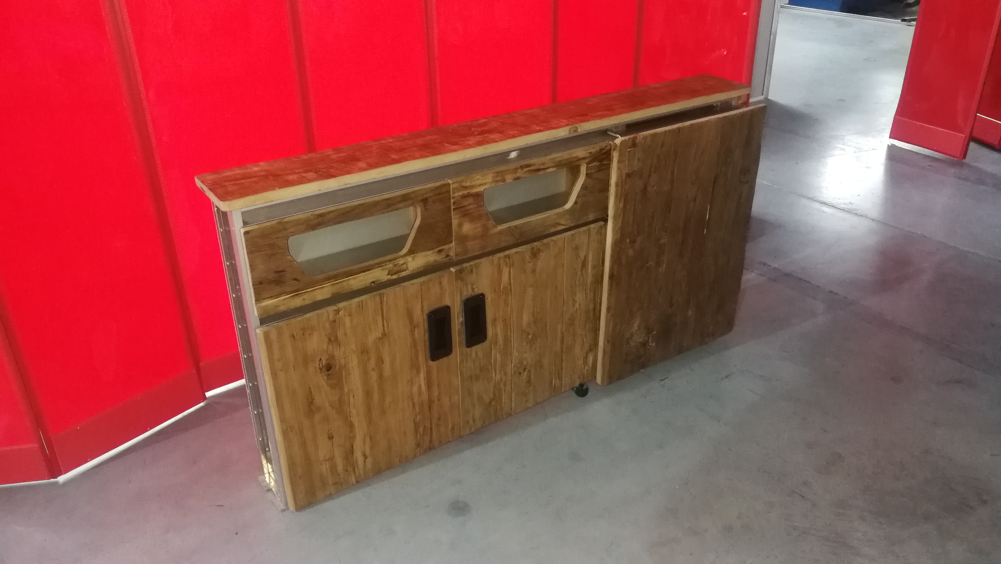 做好的柜子装备装车