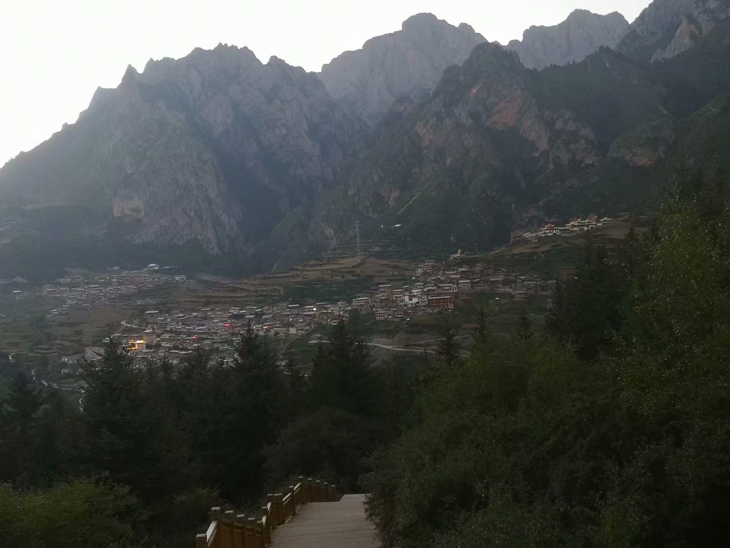 这里四周都是峭壁林立的高山，犹如剑齿耸立在蓝天之下巨石围城， 扎尕那的美的确是在山上， 如果你想认识真 ...