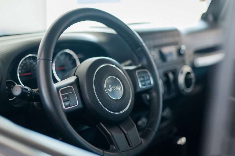 越野不需华丽的内饰，简单易用的原厂内饰已能满足需求。