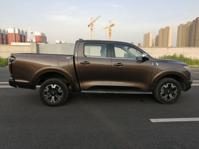 18 寸铝合金轮毂，并搭配肌肉感十足的车身线条，霸气硬朗，威猛大气