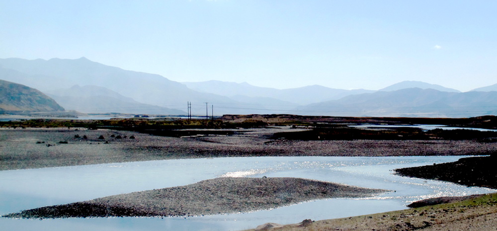 清晨告别萨嘎，沿雅江东行。