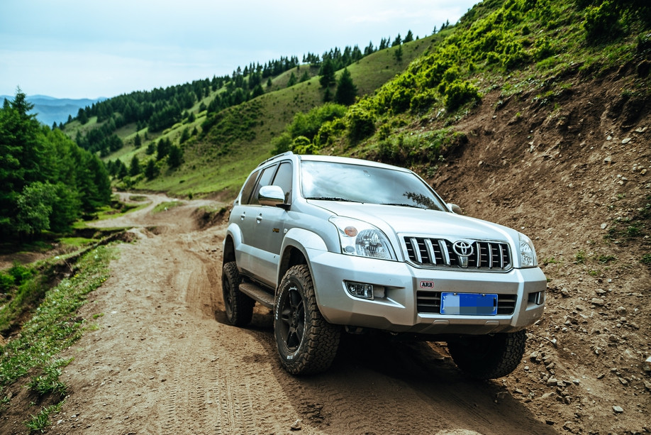 后整体桥悬挂行程长，可以稍稍减轻差速锁的负担