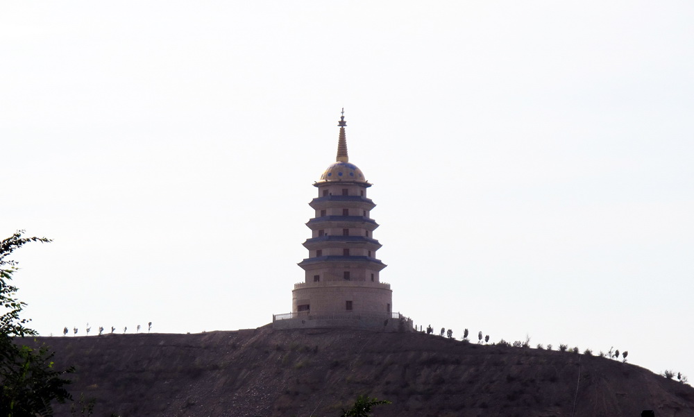库尔勒东归英雄纪念塔。