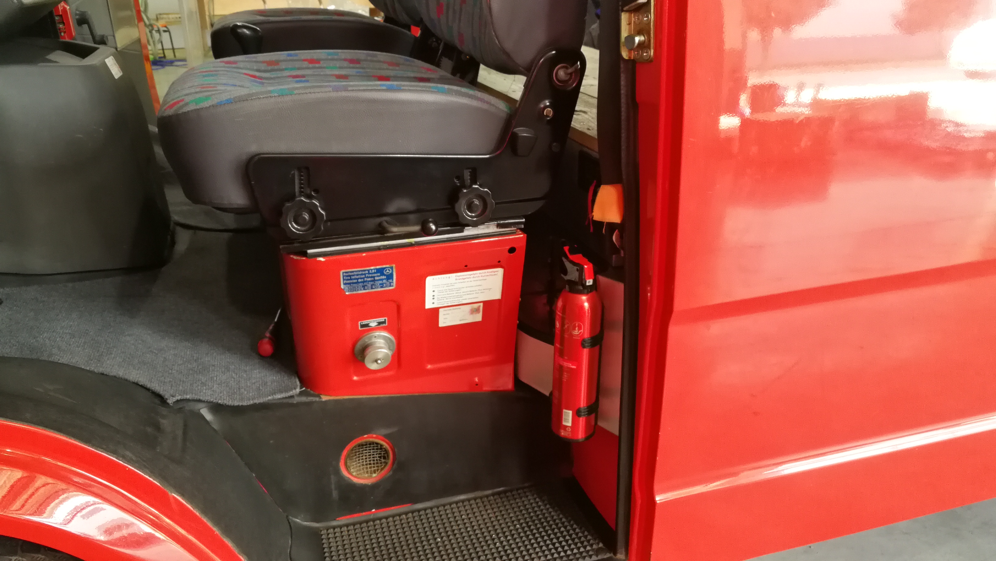 储物格上装了灭火器