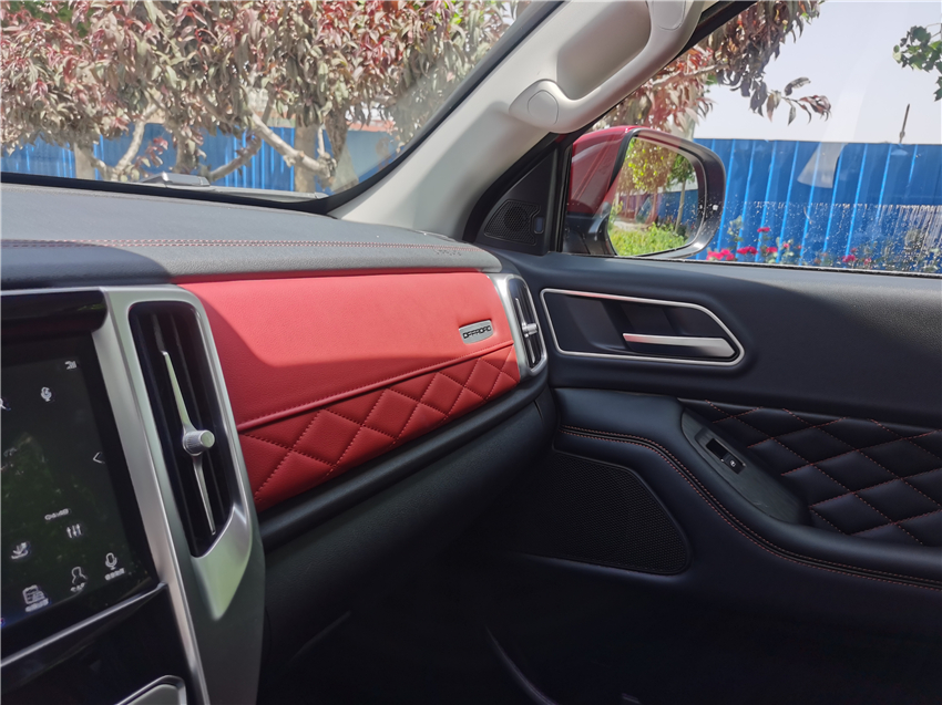 中控的内饰设计非常漂亮，看起来很显档次，而且手感也非常不错，用起来也很方便 ...