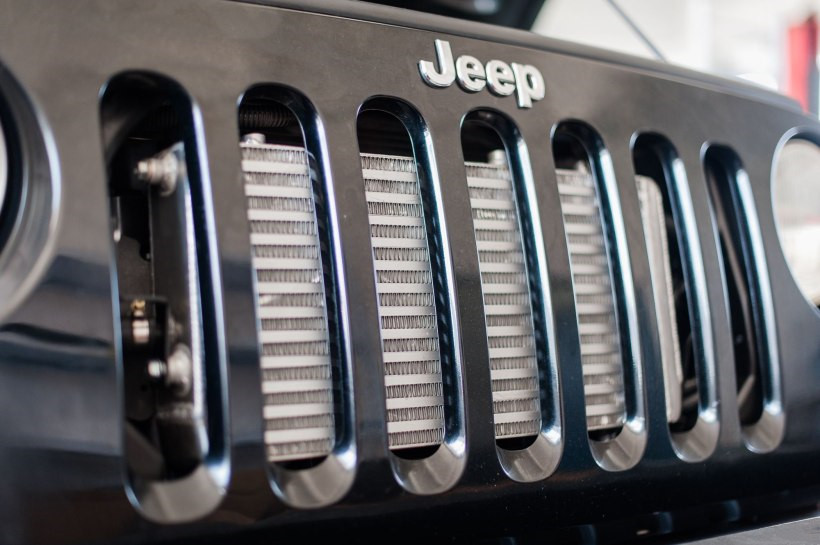 而水中冷的散热水箱则世界安装在中网后方，保证冷却效果。