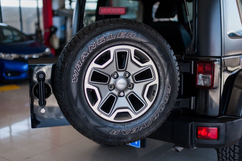 轮毂上印有一个一台“JEEP”，正是二战中赫赫有名的威利斯，牧马人的老祖宗。 ...