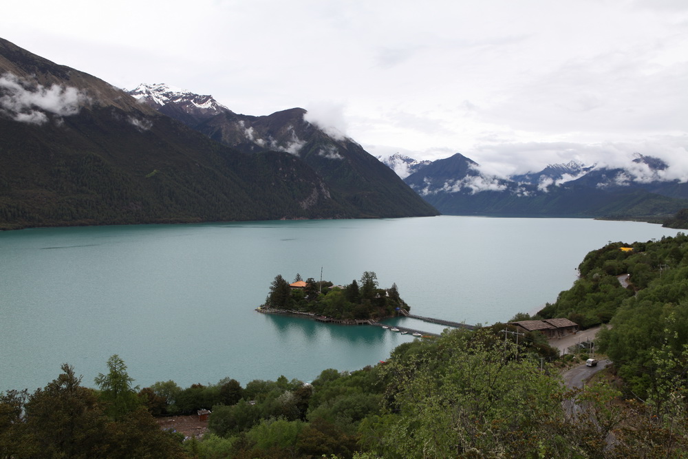 鸟瞰巴松错（藏传佛教红教宁玛派的圣湖）。小岛名为扎西岛。