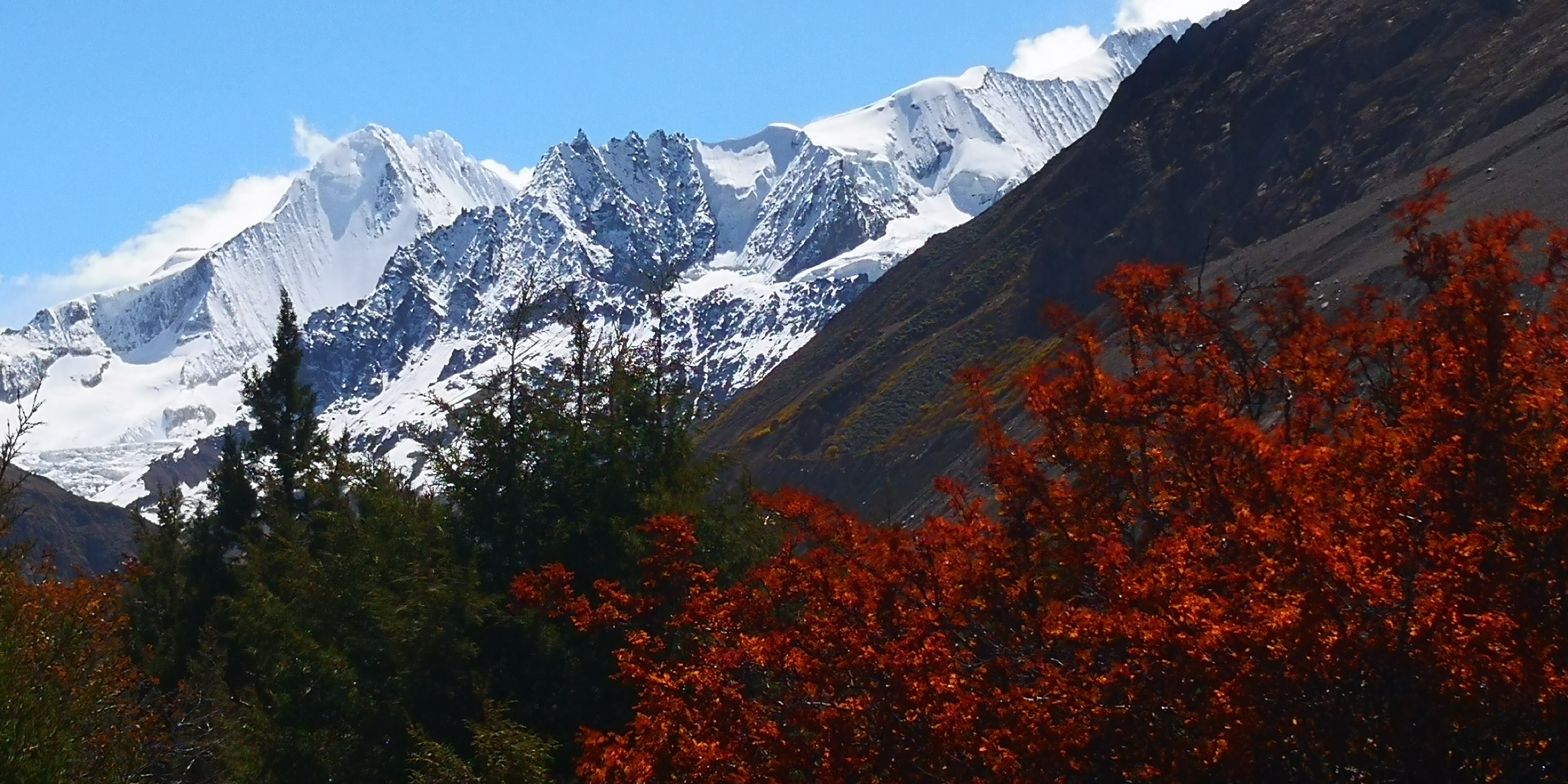 冰川湖左侧沟内雪山2018年10月1.jpg
