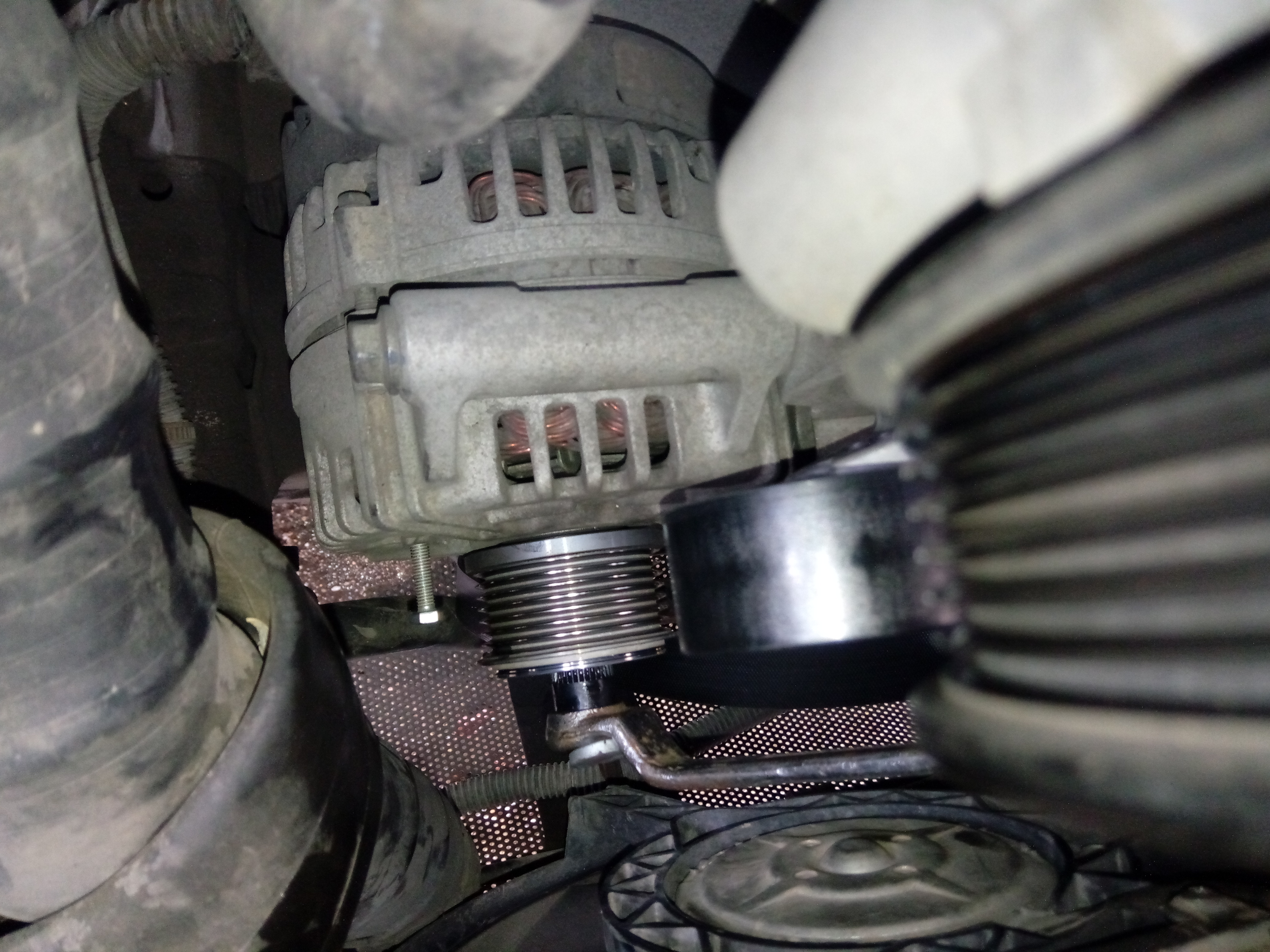 用发电机单向轮拆卸工具插进单向轮的中间孔，用扳手逆时针扳动，就可以拆卸下单向轮了。 ...