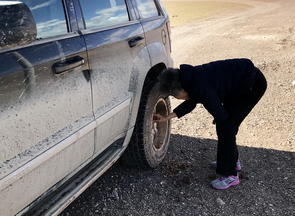 轮毂沾满胶泥，开车甩不下来，破坏了动平衡，方向狂抖。只得停车，用改锥捅了。 ...