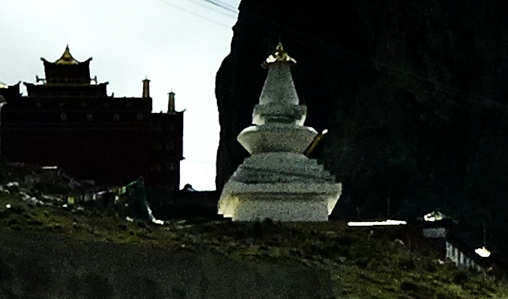 逆光中的白塔犹如玉塔。