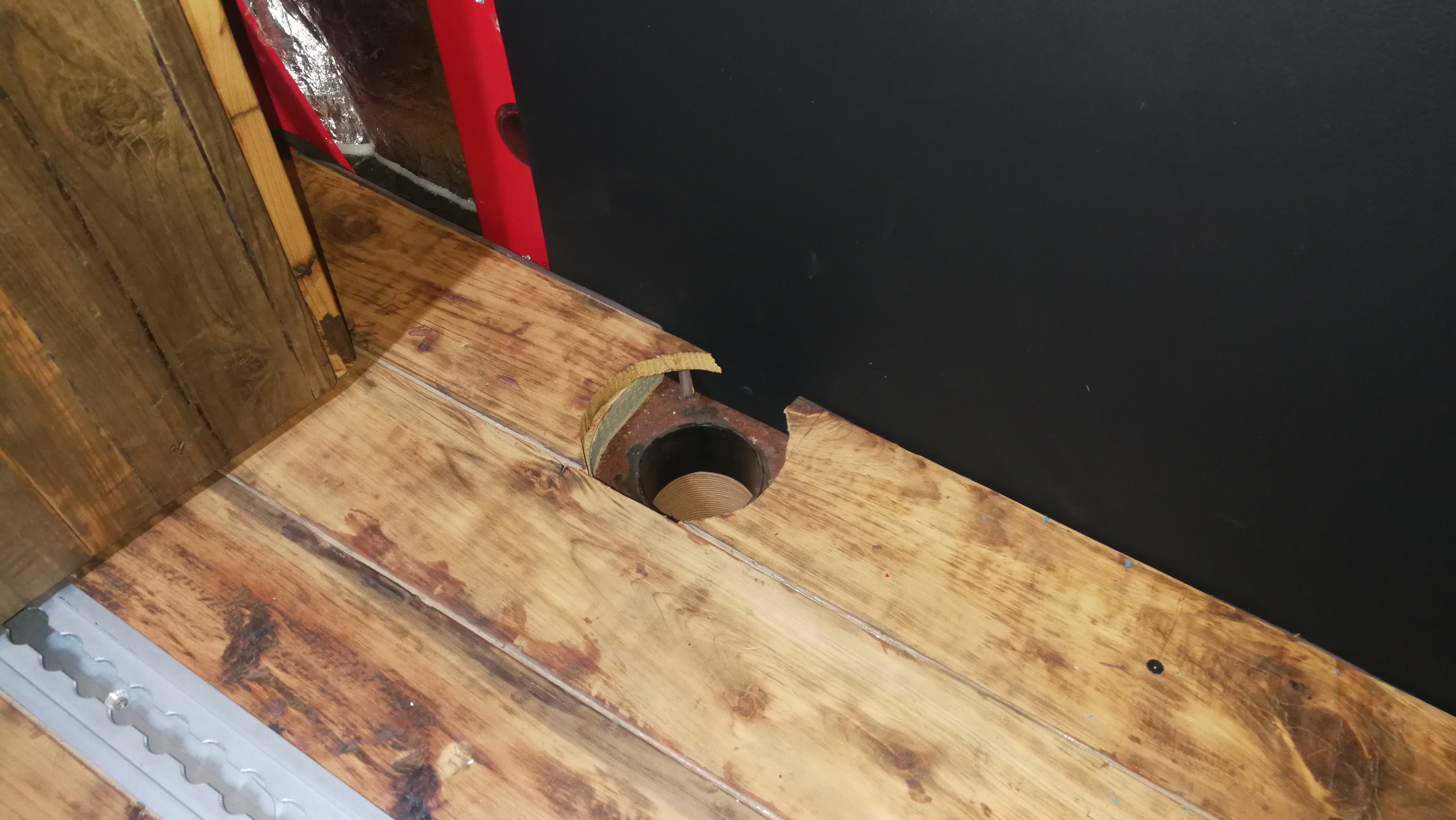 这个底板上的洞是原车驻车气暖的出风口位置，原先的出风口不能用了，我改一下； ...