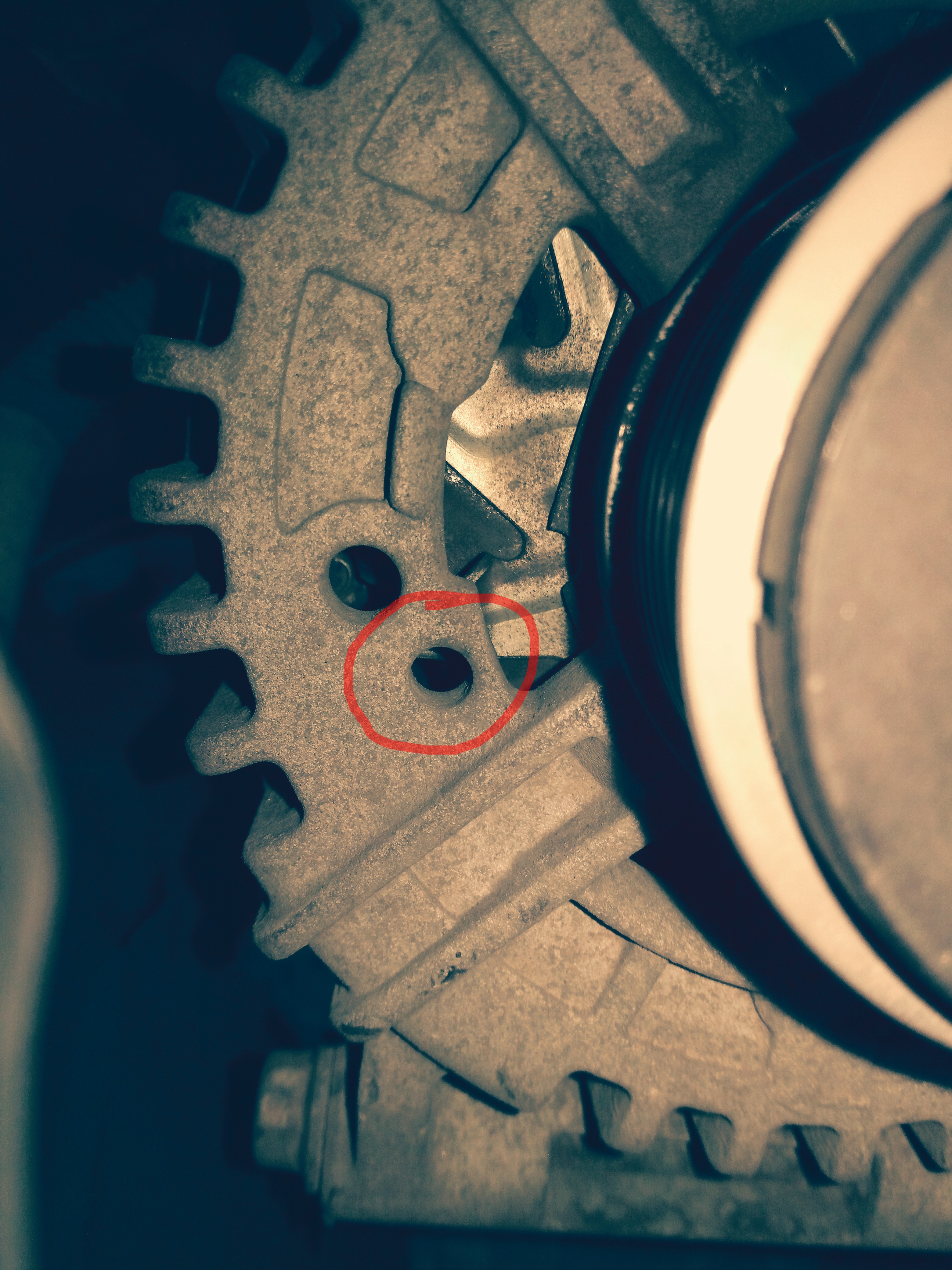 就是在红线这个孔里插进去固定的钢钉。