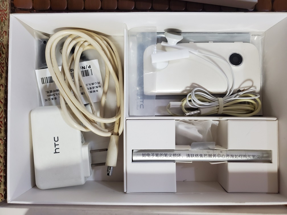 全套原装配件，电子笔几乎没用过。耳机下面就是备用镜头壳。