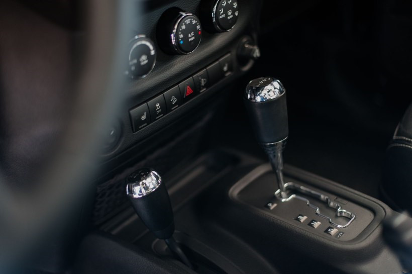 电动座椅？不存在的，手动就好了，要是进水了也能正常工作。