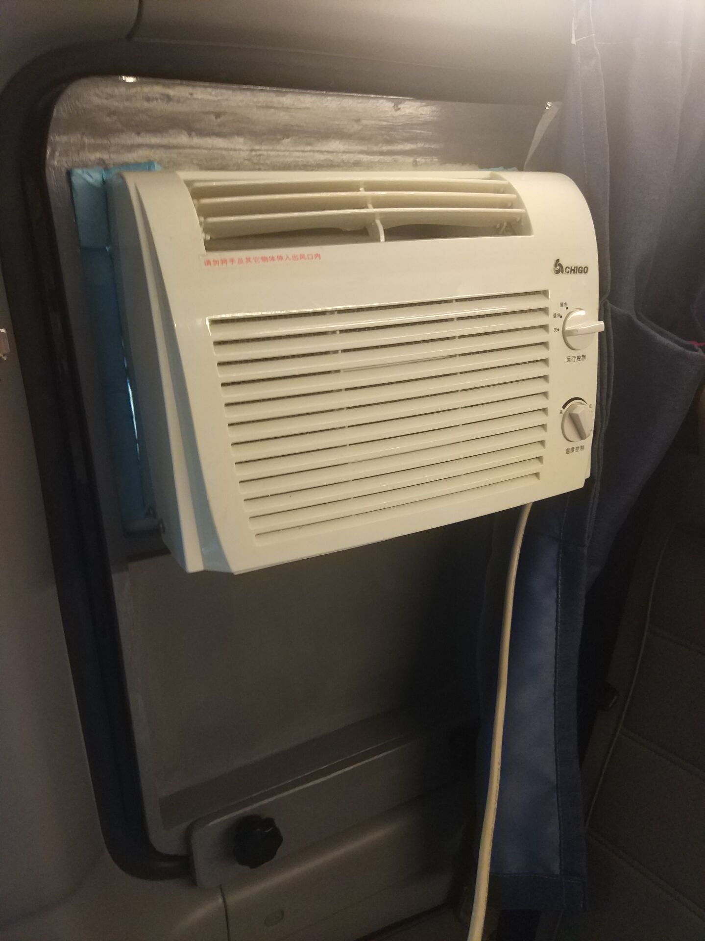 安装拆卸窗式空调也就是2分钟。后座哪里预留了。空调用的专用插座，直接由一台NFA 3000瓦逆变器供电 ...