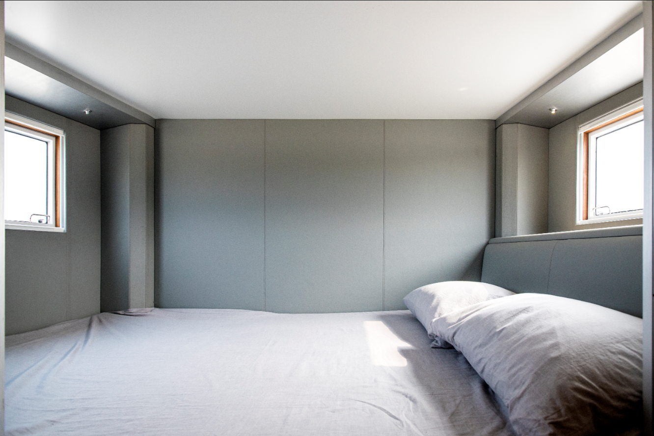 床头还有隐藏式收纳柜，卧室门后也有衣柜，储物空间丰富，满足出行物品储藏。房间内两侧有可以向往开启的舷 ...