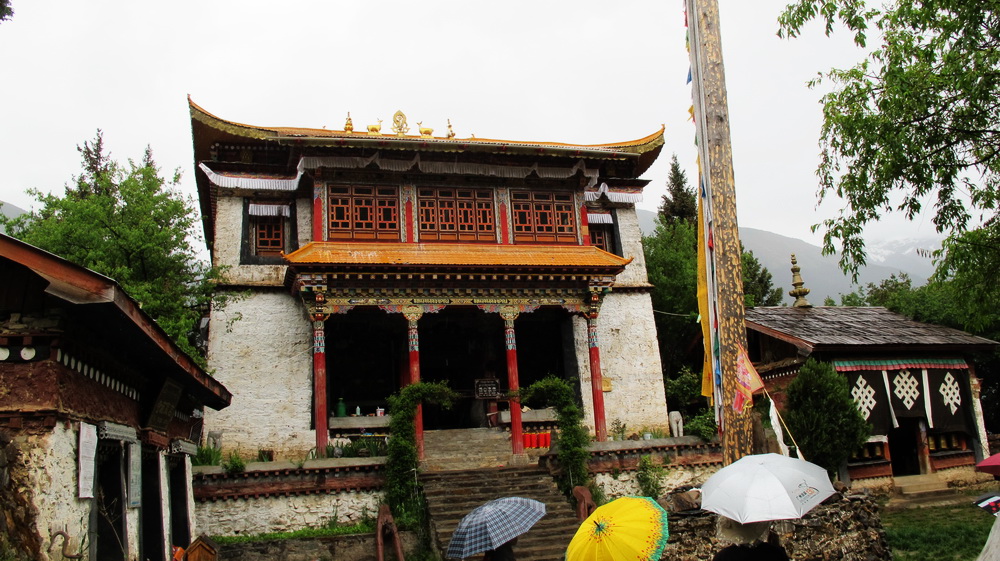 巴松错小岛上的错宗工巴寺（红教宁玛派性崇拜的寺庙）。