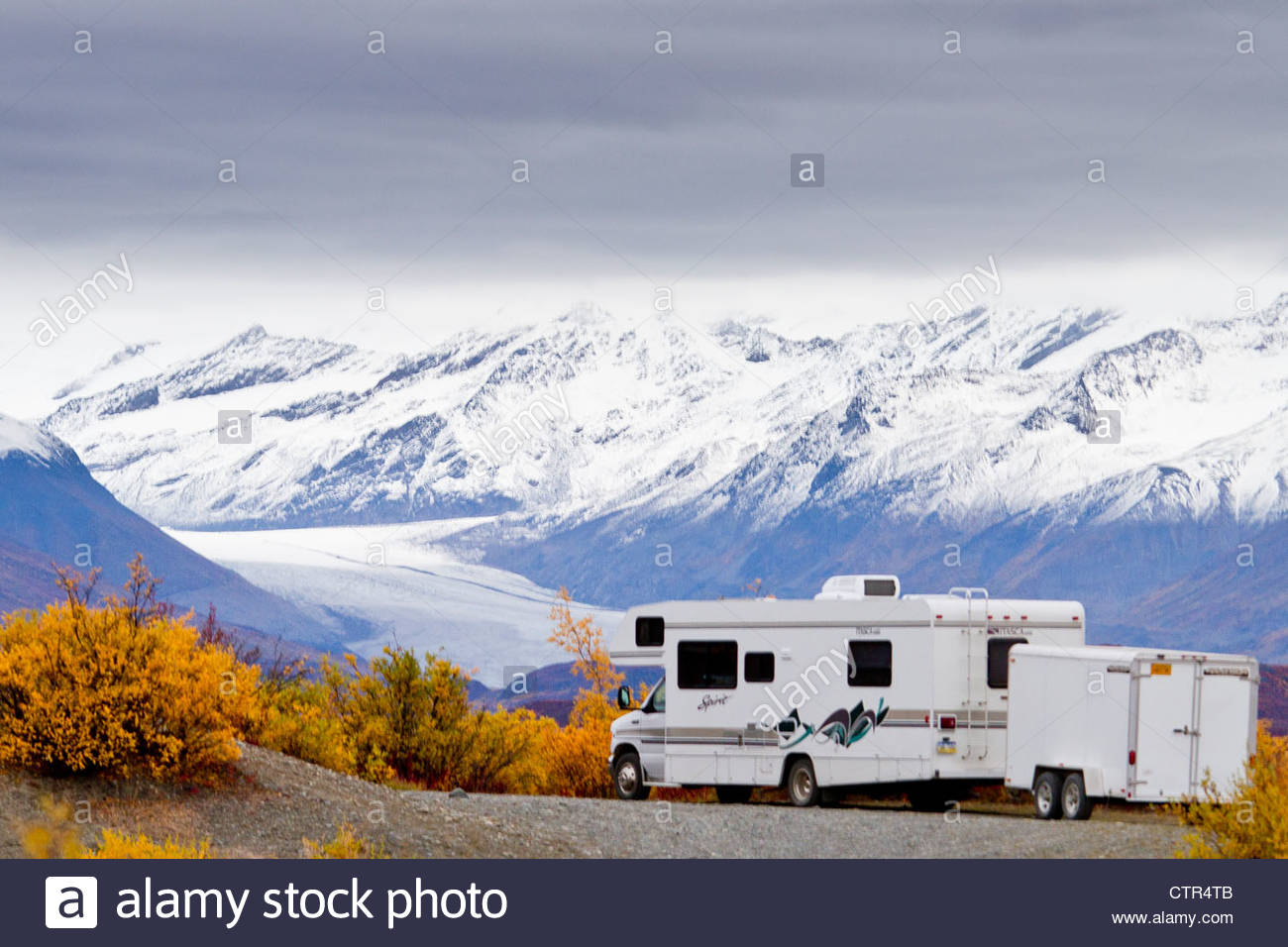 motorhome-parked-in-front-maclaren-river-lodge-maclaren-glacier-in-CTR4TB.jpg