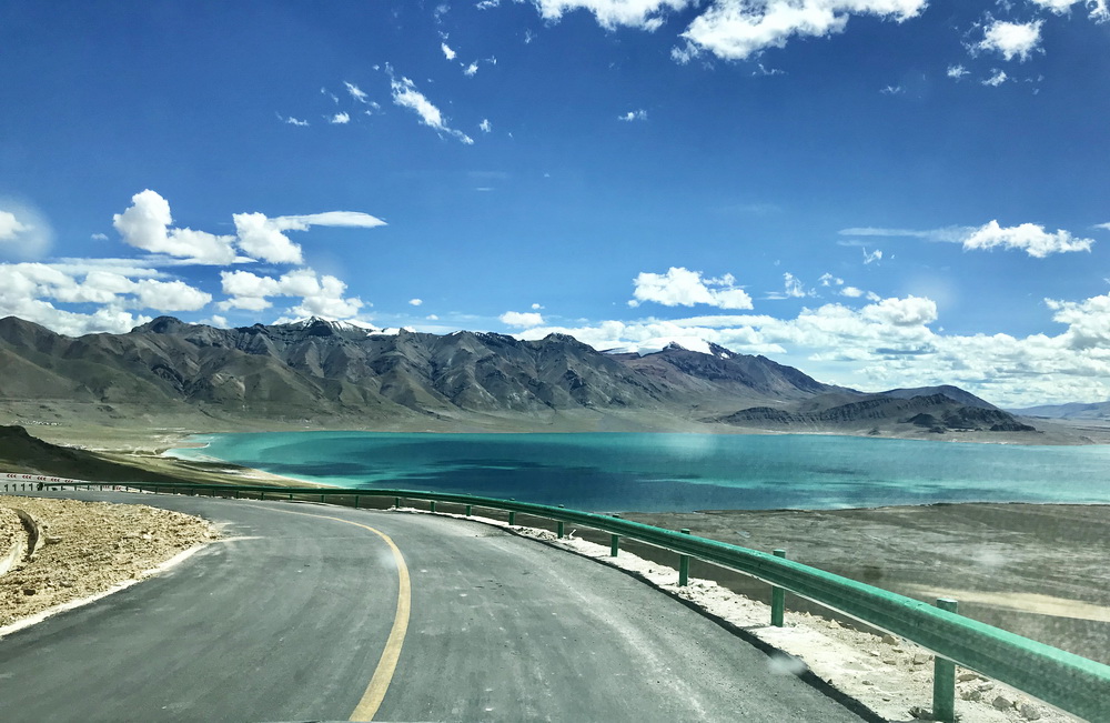 省道205扎卡拉村附近的无名湖，我给它起名“扎卡拉湖”。