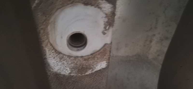 拆卸原车缓冲胶。