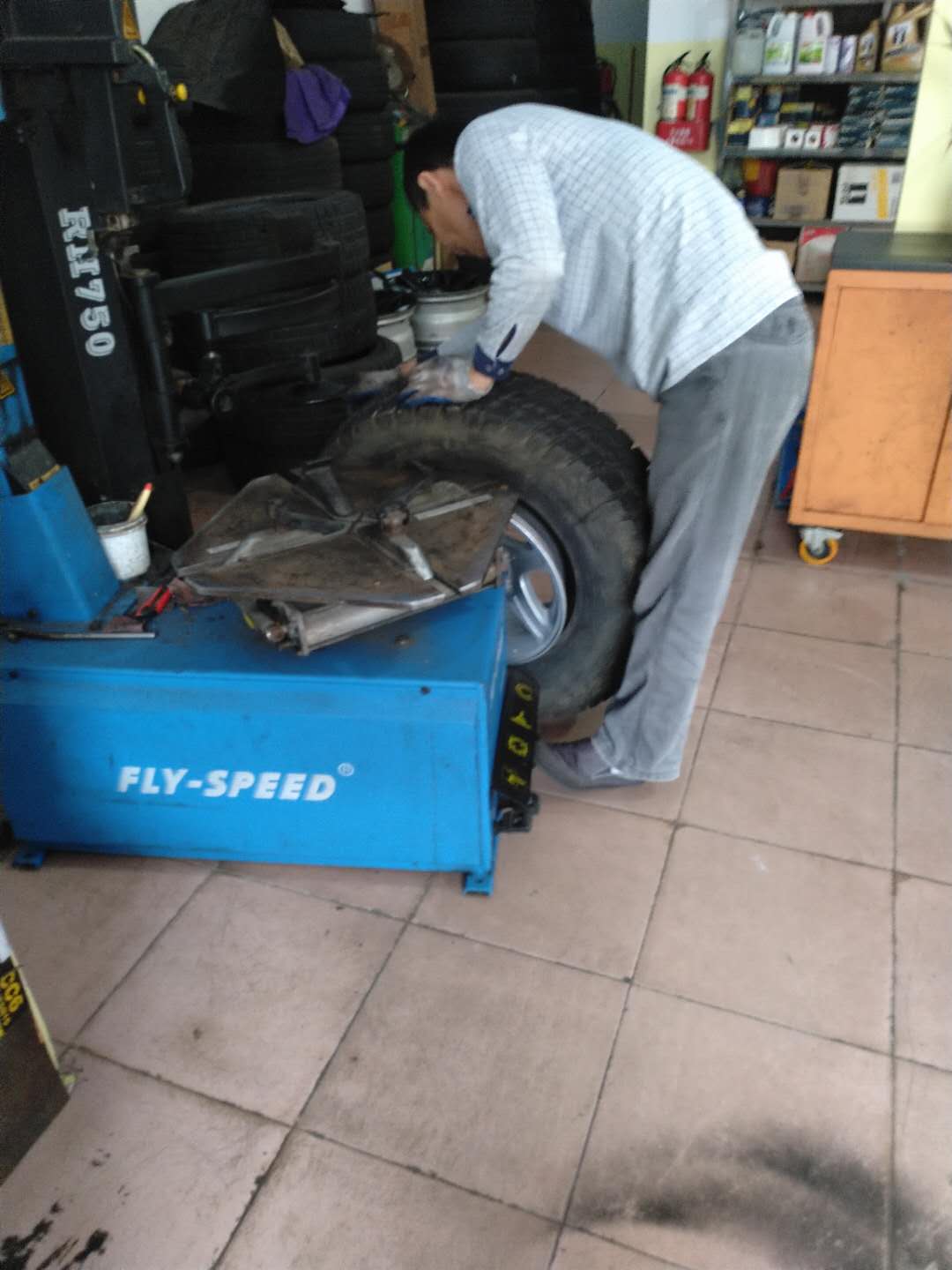 装百路驰型号KM2 规格还是 235 85 16  四缸车还是装这个尺寸好点，100公里10升要是6缸可以选择大一点 ...