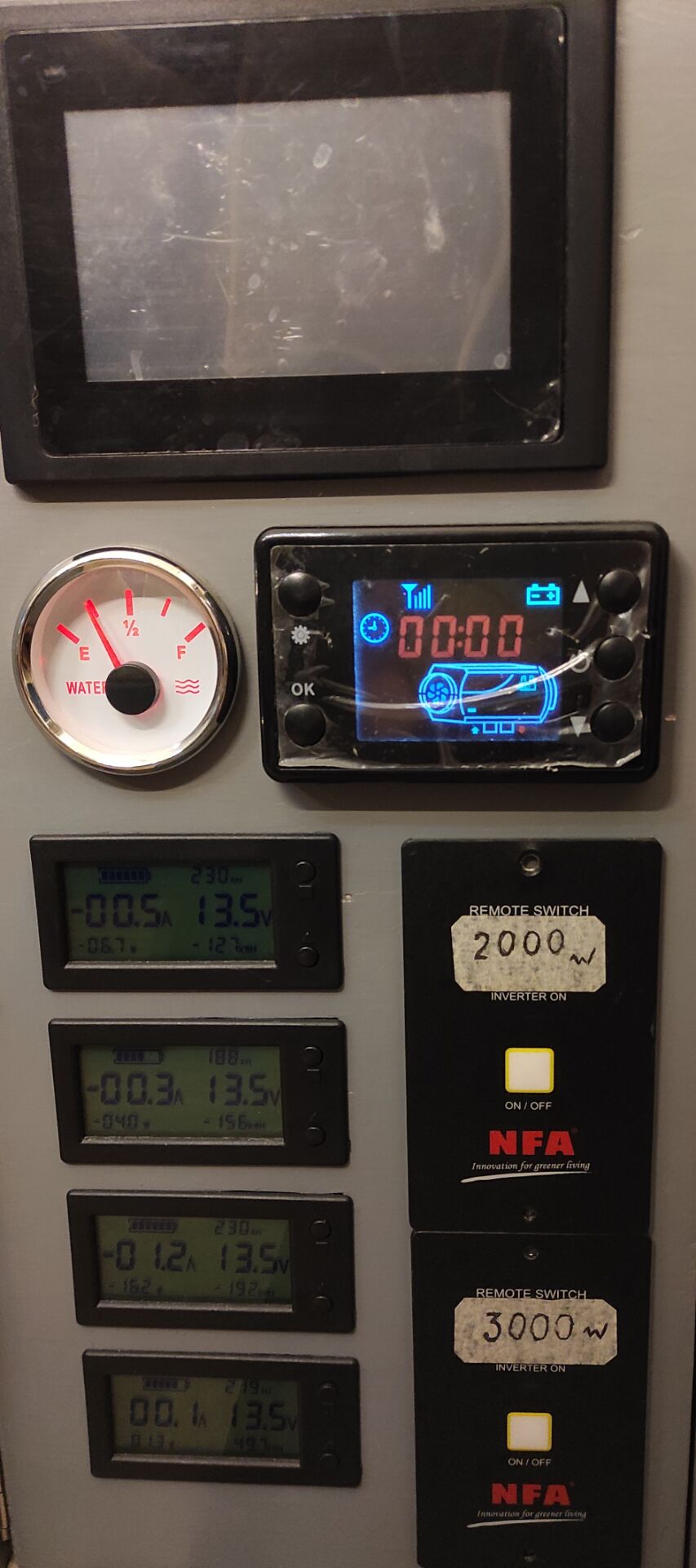 自己用多层板做的门板，门板上嵌入了2个逆变器控制板，柴油取暖器控制板，4个电池的表头和总表头，还有一个 ...