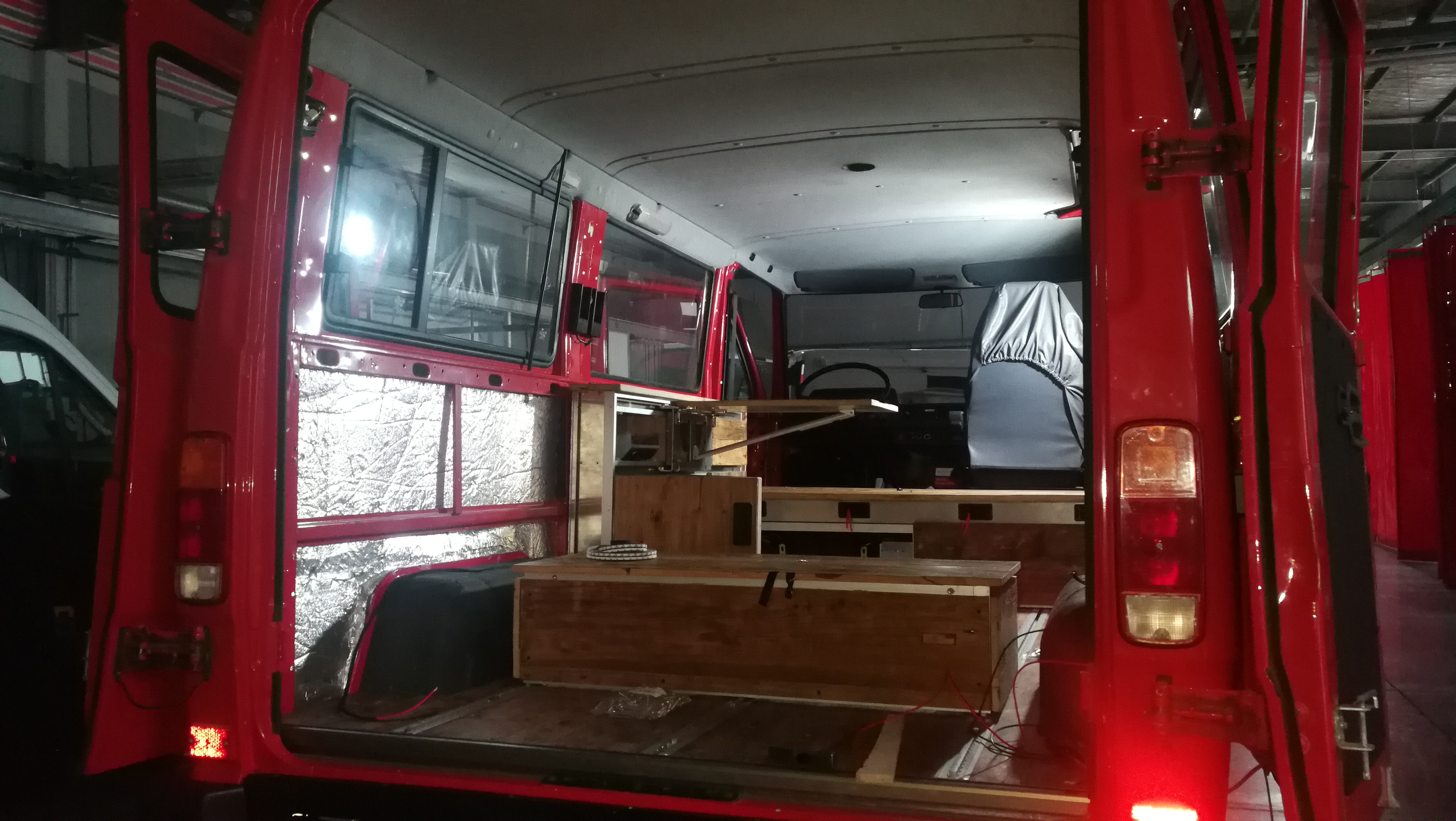 小桌板是全滑动的，没有落地支撑的！