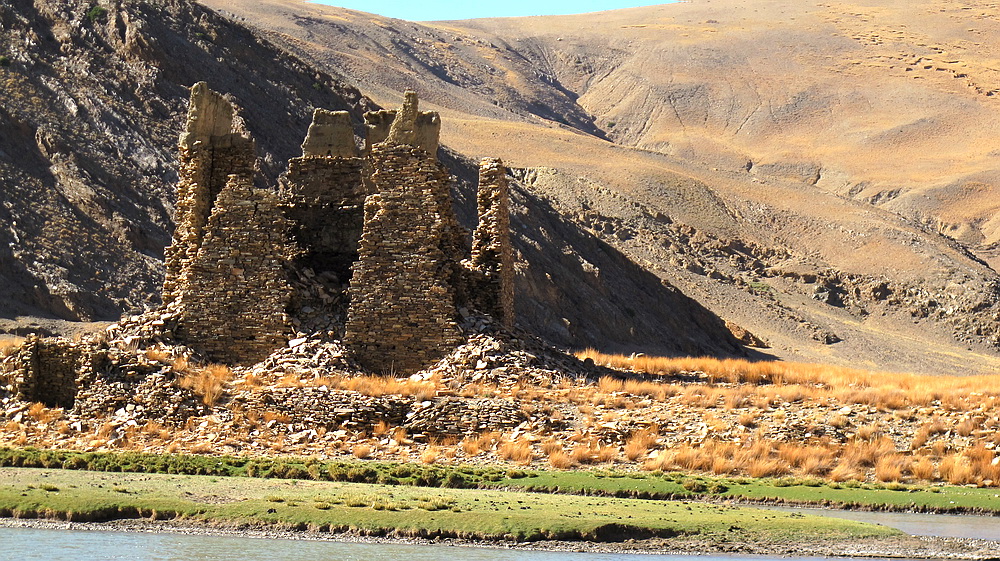 雅江支流旁的碉楼遗址，遥想当年的悲壮！