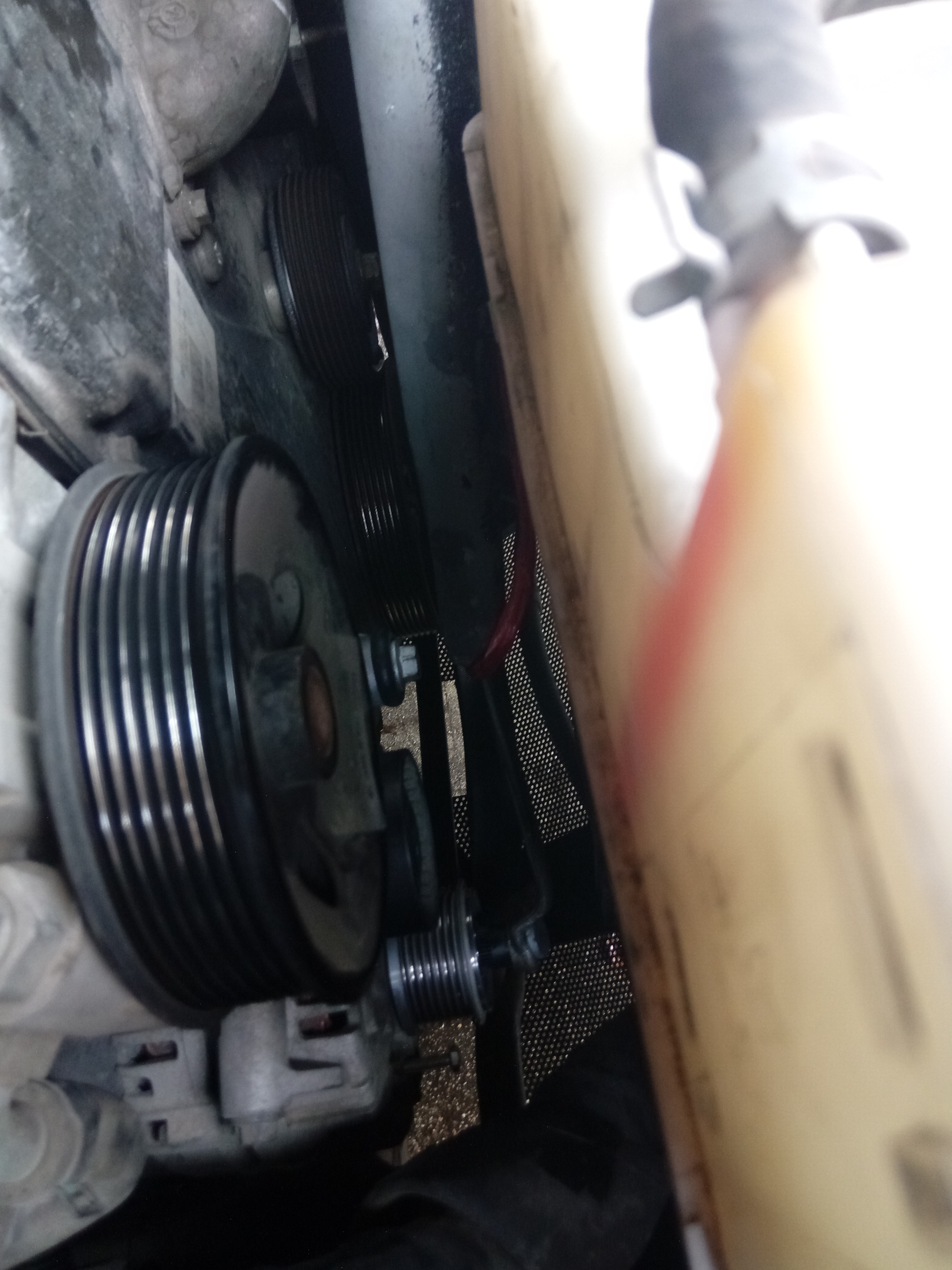 用发电机单向轮拆卸工具插进单向轮的中间孔，用扳手逆时针扳动，就可以拆卸下单向轮了。一般的扳手不够长所 ...