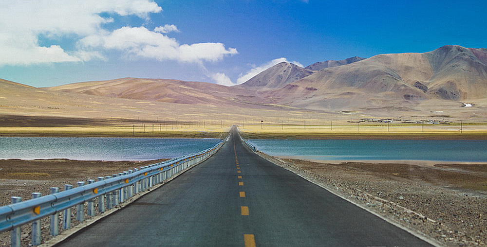 公路穿越齐格措。当时向东强烈逆光，拍摄效果极差，借用人家一张顺光的照片。 ...