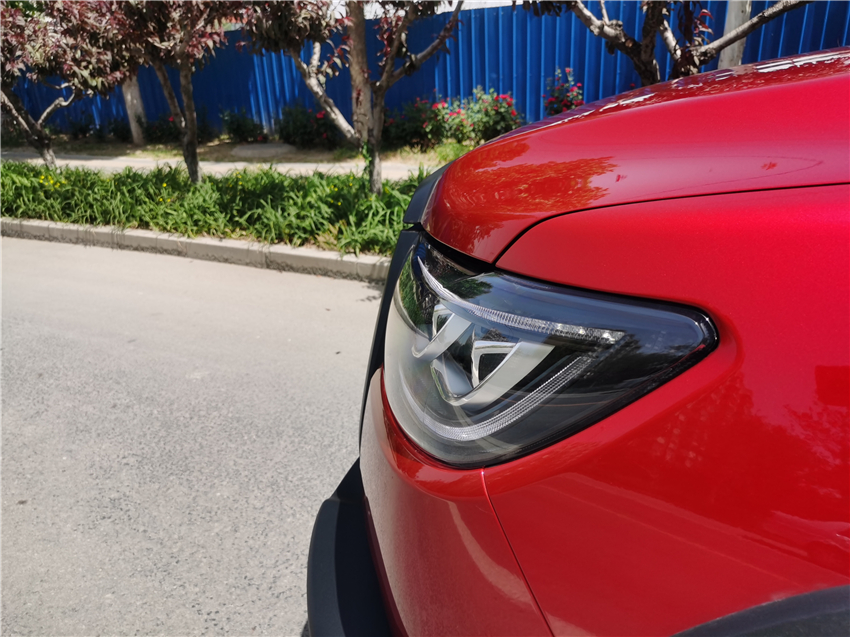 LED 大灯非常精致，晚上点亮以后非常耀眼