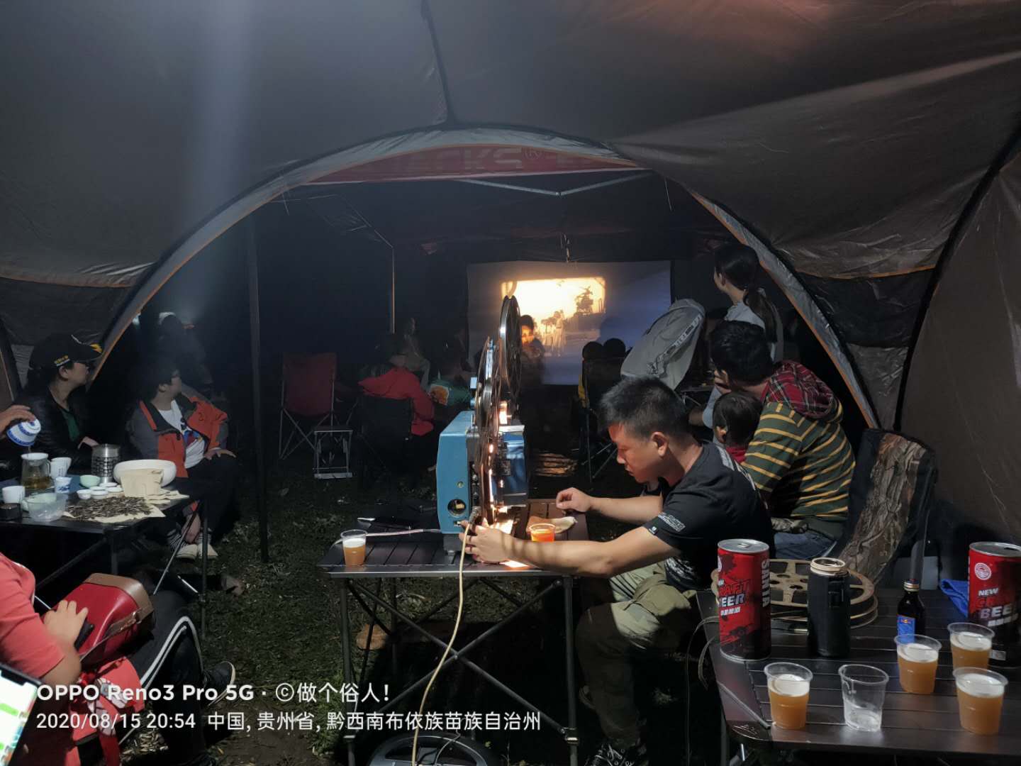 当放映机插上电源，荧幕上出现了电影的画面，这是老一辈人的记忆