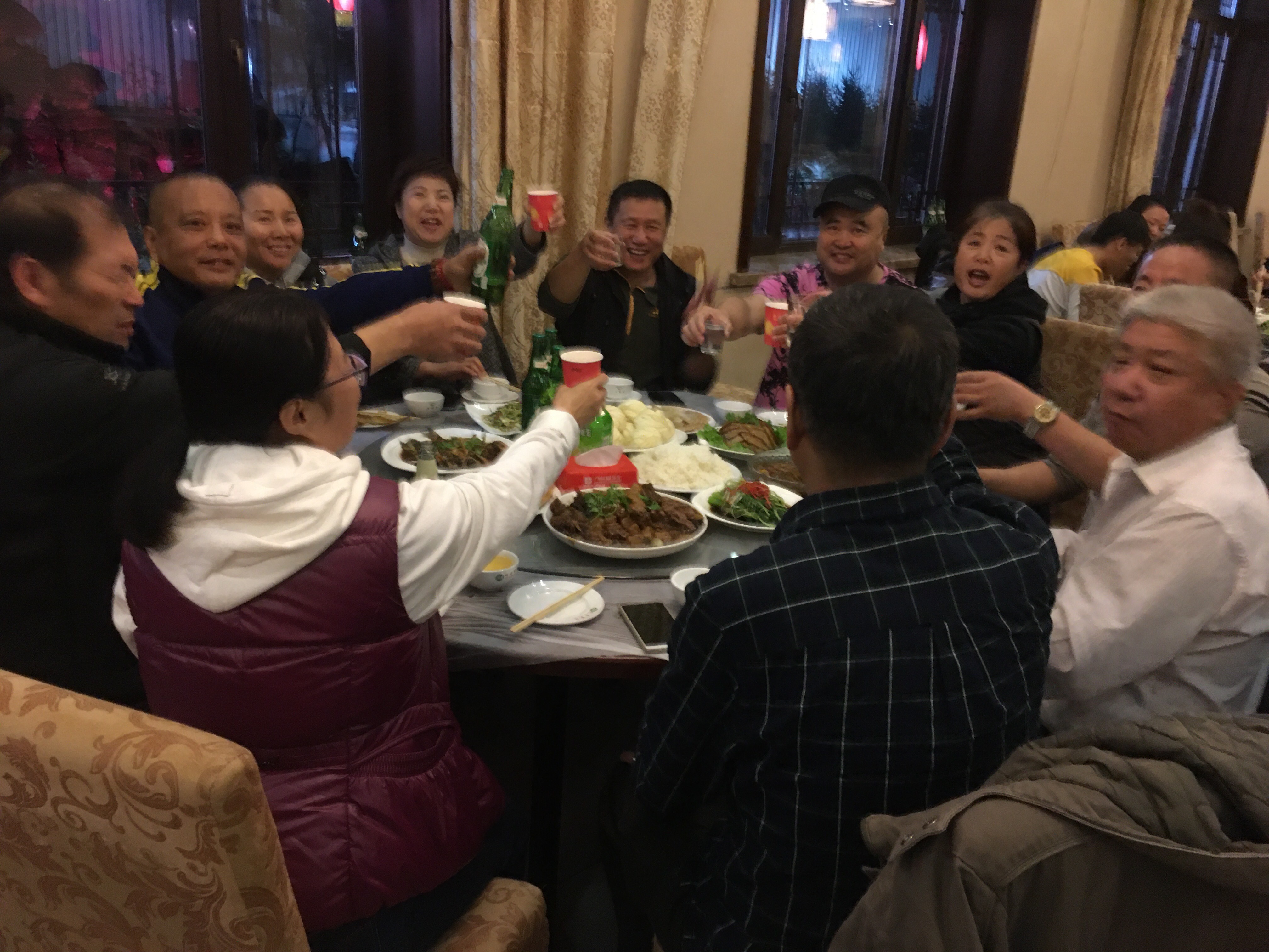 车主们还挺有凝聚力的，喝的好嗨啊，我还跟掉车牌子的“小绿”喝了会，遗憾的是没能合影！ ...